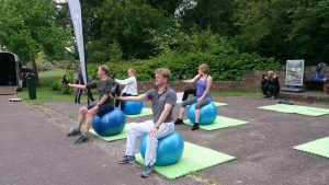 Met de fitnessbal kun je tal van leuke oefeningen met op en naast de bal doen. Van staan tot zittende oefeningen, springen,  leunen, zijwaarts, buikig, ruglig etc... Het mooie aan het trainen met de fitnesball is dat je buik- rugspieren, je heupen, maar ook de dieper gelegen spiergroepen worden flink aan het werk  gezet. Dit omdat je op een instabiel vlak zit, leunt en de bal goed in balans probeert te houden, waardoor je controle blijft houden bij de uitvoering van de oefeningen. 