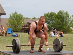 In eerste instantie lijkt dit een logische conclusie omdat je veel kilo`s vanaf de grond aan een stang, staand naar omhoog brengt. Je brengt liggend dood gewicht (vandaar ook de term deadlift) vanaf de grond vanuit een gehurkte houding staand naar omhoog toe. Zou je zoveel kilo`s puur en alleen vanuit je rug omhoog tillen, dan is de deadlift inderdaad geen goed recept om dit te gaan doen. Voornamelijk de lage rugspieren en met name de Musculus erector spinae (grote rug spier) zouden dan veel te verduren krijgen.