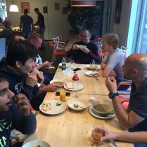 Gezonde Lunch tijdens eerste trainingsweekend BJJNinja`s bij bewegignscentrum in Norg