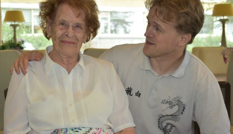 Foto voor artikel in de Marne. Machiel samen op de foto met mevrouw van der Werff